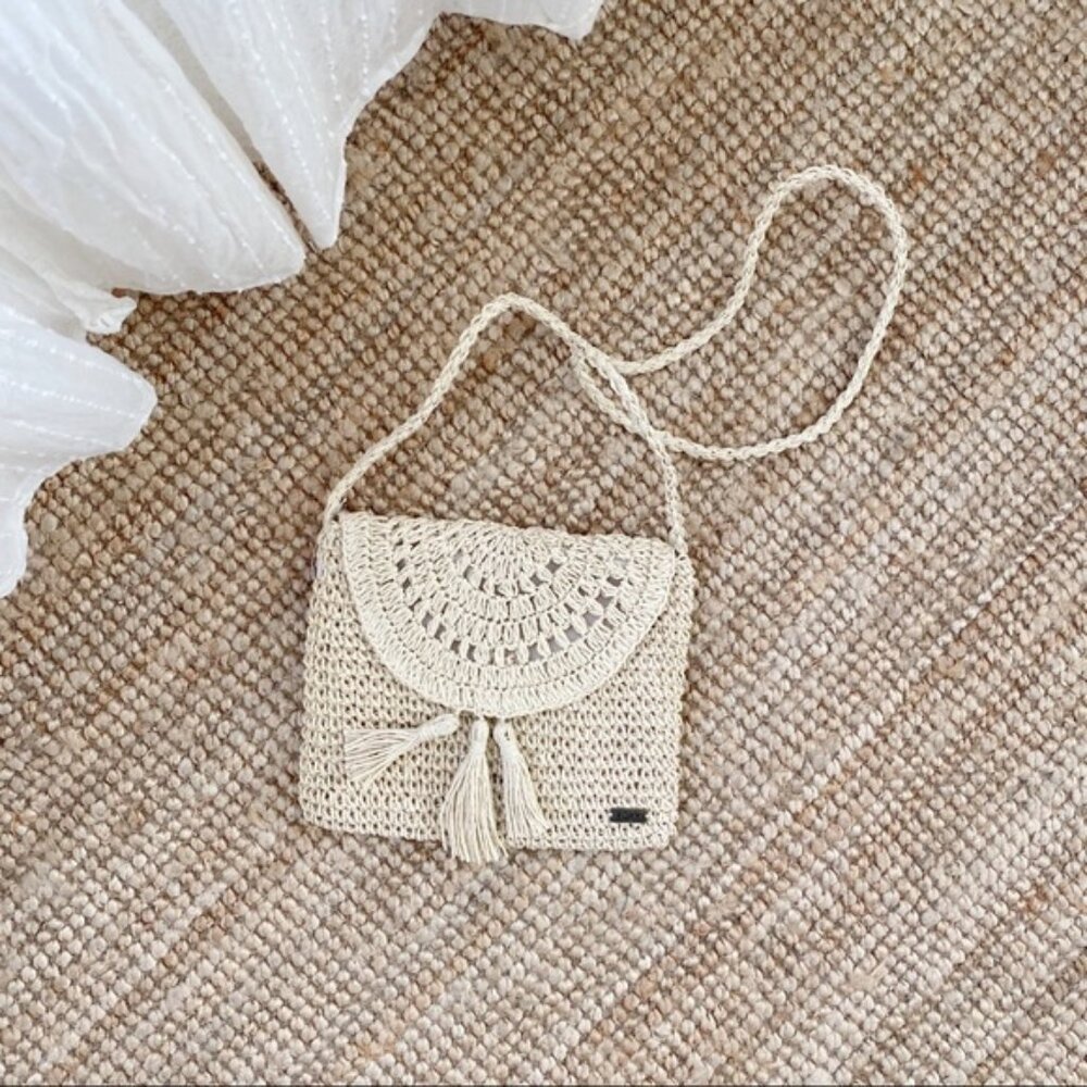 STRAW ENVELOPE STYLE CLUTCH